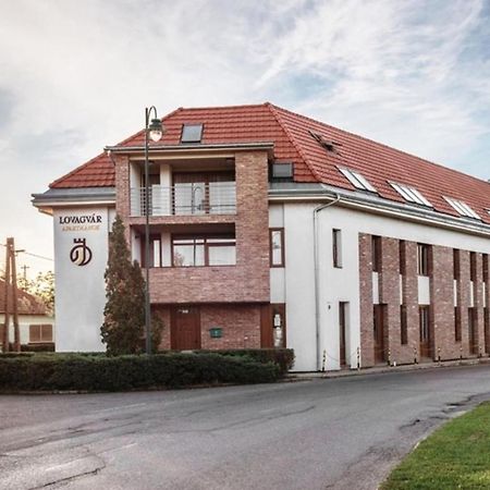 Lovagvar Apartments Gyula Buitenkant foto