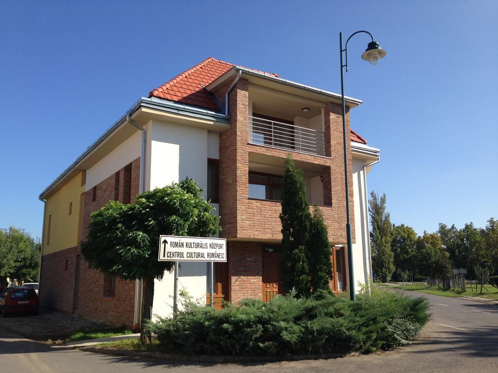 Lovagvar Apartments Gyula Buitenkant foto